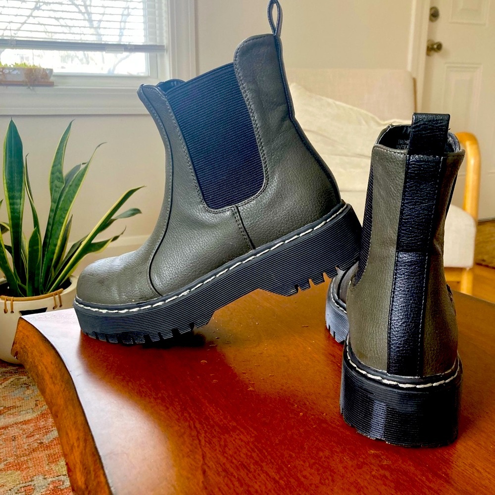 Stylish Green and Black Chunky Chelsea Boots